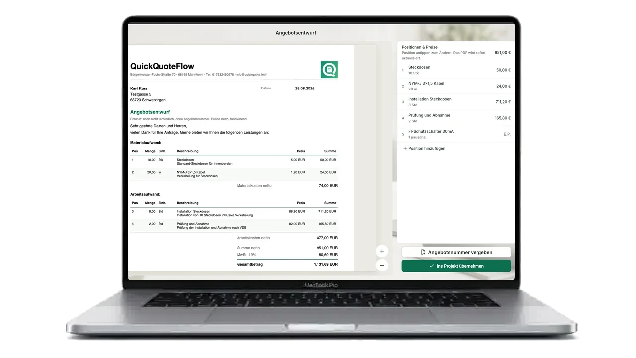 Angebotsentwurf in QuickQuote Flow am Laptop: PDF-Vorschau links, Positionen und Preise rechts, jede Änderung aktualisiert das PDF sofort