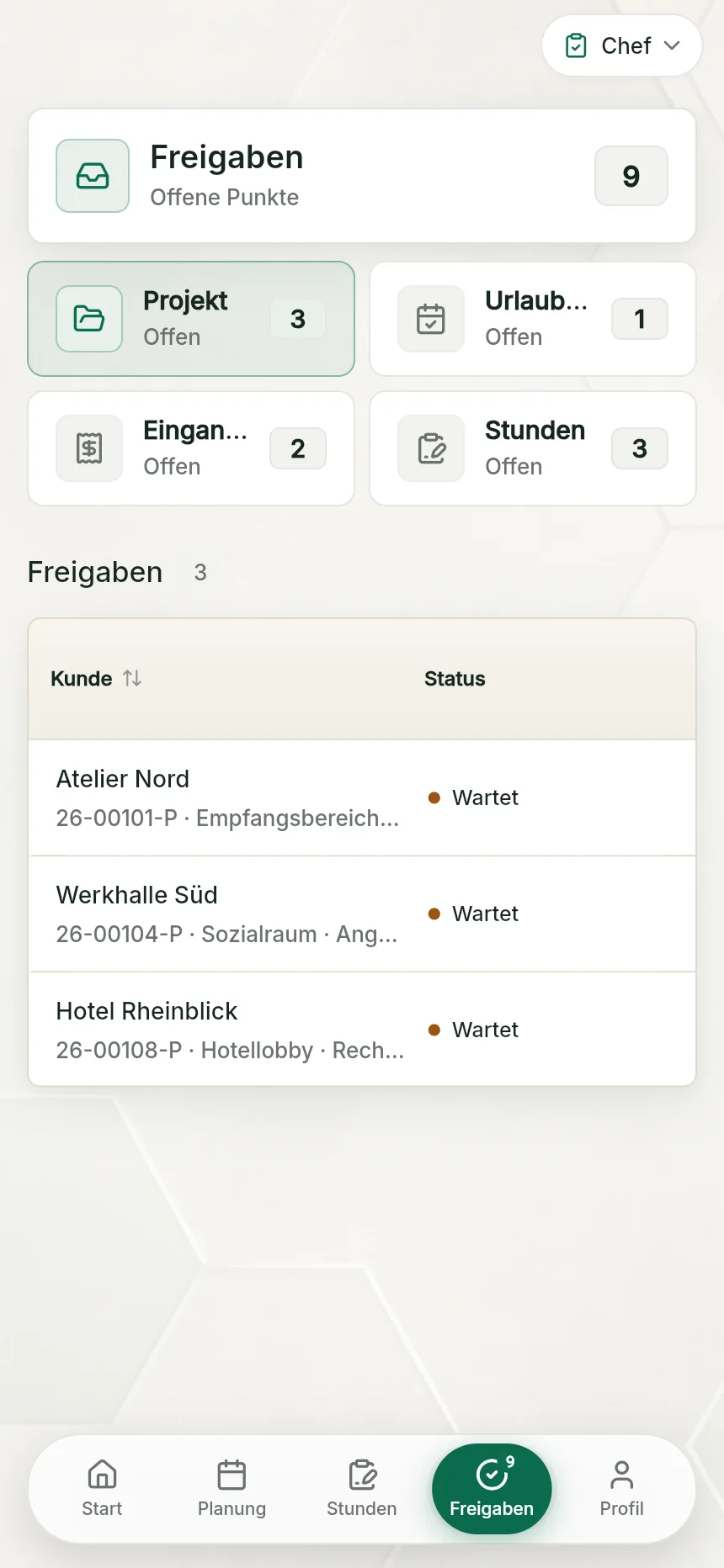 Freigaben-Ansicht in QuickQuote Flow mit vier Warteschlangen: Projekt, Urlaubsanträge, Eingangsrechnungen und Stunden