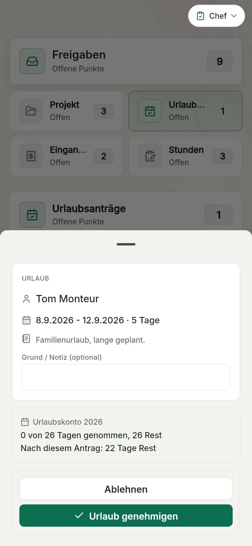 Urlaubsantrag in QuickQuote Flow: Zeitraum, Notiz, Urlaubskonto mit Resttagen und die Entscheidung des Chefs
