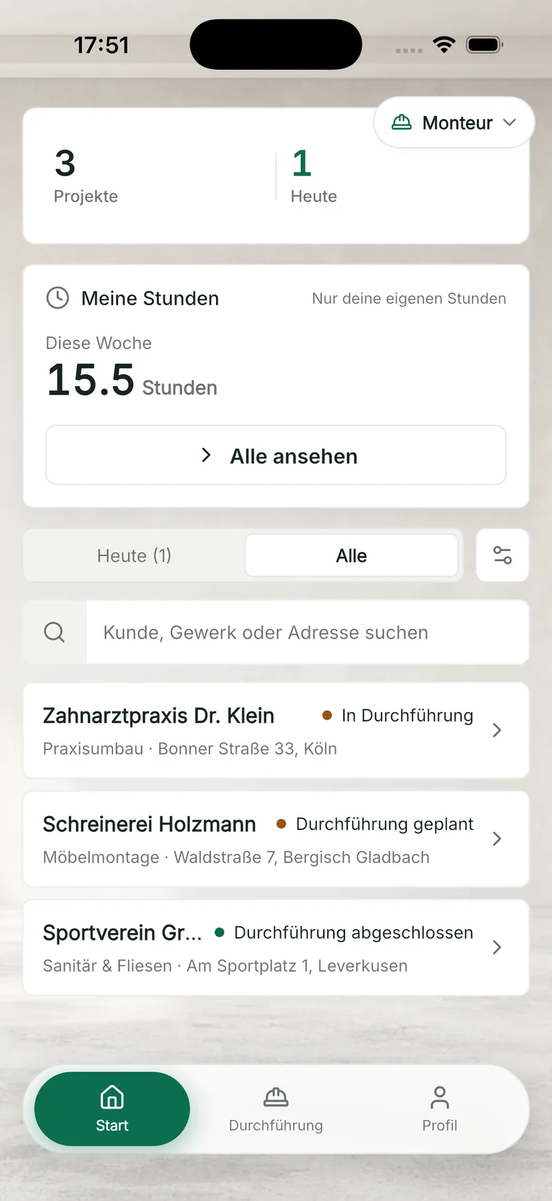 QuickQuote Flow auf dem Handy: Monteur-Dashboard mit eigenen Wochenstunden und aktuellen Einsätzen